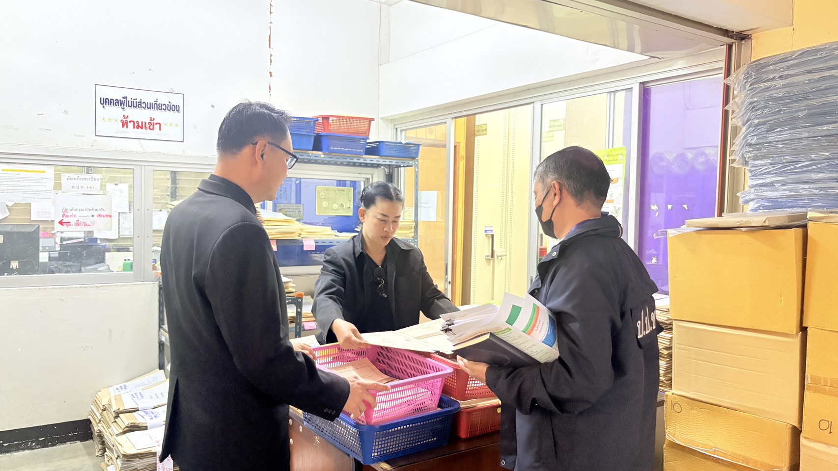 title - วันศุกร์ที่ 23 มกราคม 2569 เวลา 09.00 น. นายประเสริฐ  กาญจนเกียรติกุล ปฏิรูปที่ดินจังหวัดบุรีรัมย์ พร้อมเจ้าหน้าที่ ส.ป.ก.บุรีรัมย์ ให้การต้อนรับ นายยศกร ศรีคลัง ผู้อำนวยการกลุ่มประสานการป้องกันการทุจริต ภาค 3 และคณะในการลงพื้นที่ติดตามการออกโฉนดเพื่อการเกษตรและการใช้ประโยชน์ที่ดินตามระเบียบของสำนักงานการปฏิรูปที่ดินเพื่อเกษตรกรรม ณ สำนักงานการปฏิรูปที่ดินจังหวัดบุรีรัมย์ 